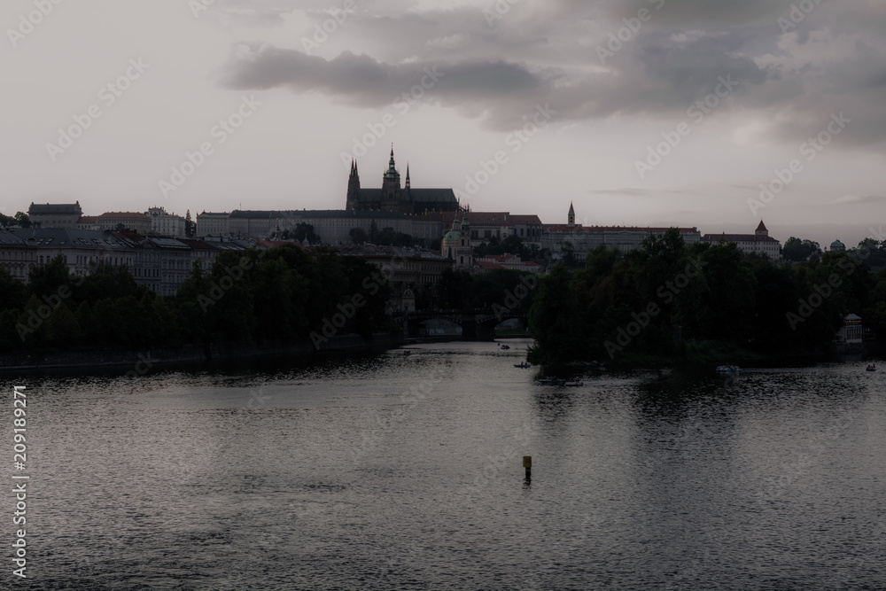 Il centro storico di Praga e il fiume Moldava Il centro storico di Praga e il fiume Moldava