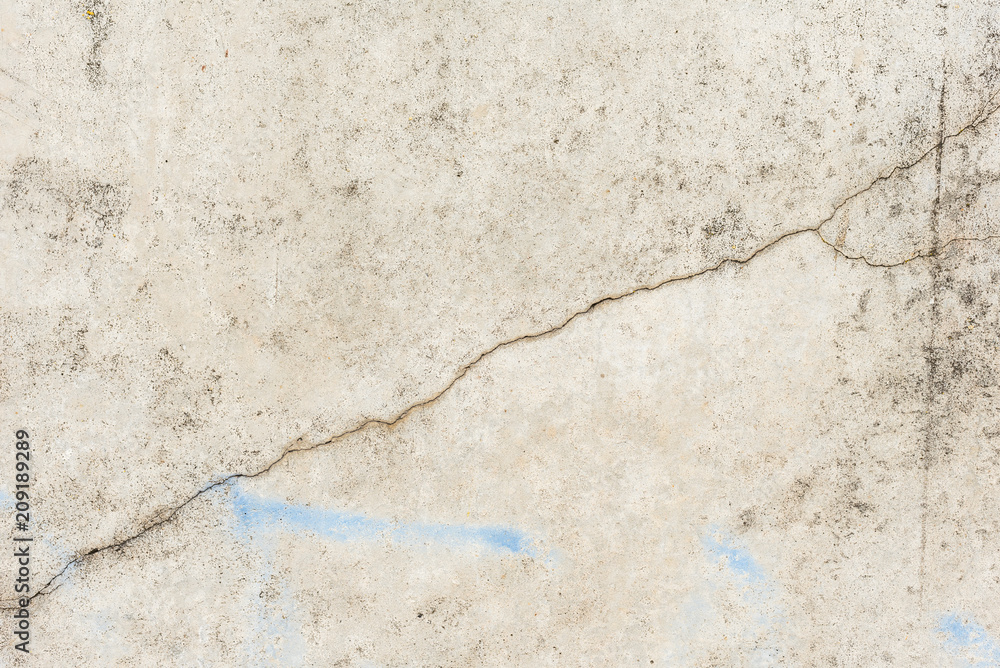 Obraz premium Wall fragment with scratches and cracks