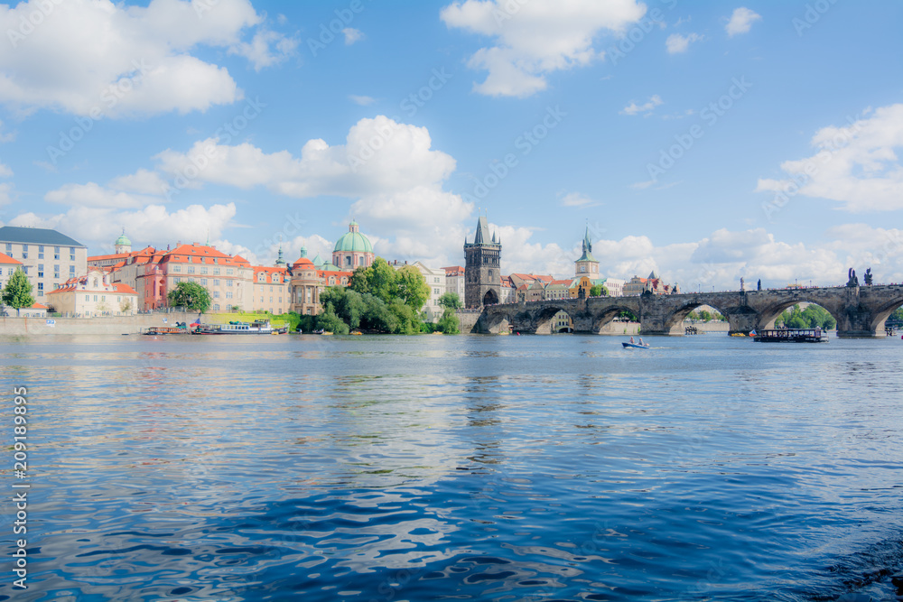 Il centro storico di Praga e il fiume Moldava