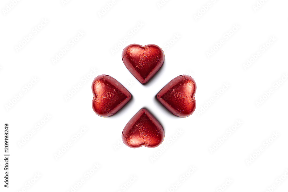 composizione di quattro cioccolatini a forma di cuore su fondo bianco composizione di quattro cioccolatini a forma di cuore su fondo bianco
