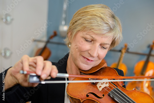 Schilderij op canvas Mature lady playing violin
