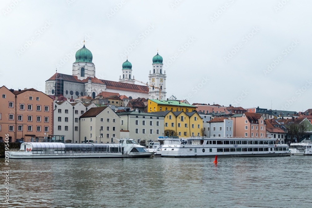 Schiffe vor Stephansdom Passau