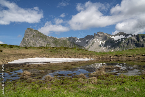 Alpenlandschaft im Frühling nach der Schneeschmelze
