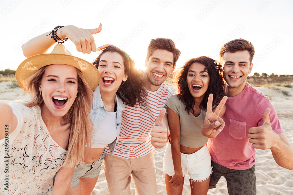 Group of happy young friends in summer clothes - obrazy, fototapety, plakaty 