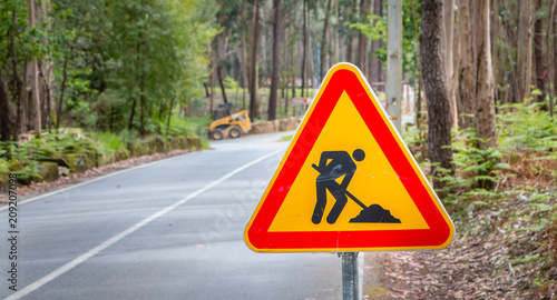 Fotografi temporary road sign indicating work on a small road in the forest