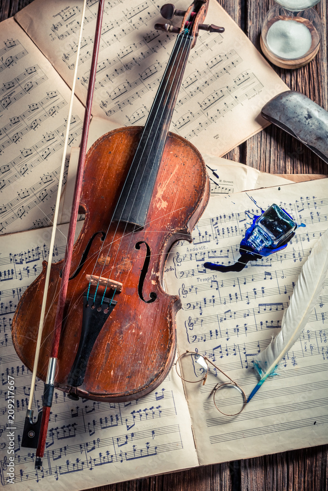 Fototapeta premium Retro violin, musical sheets, ink and feather