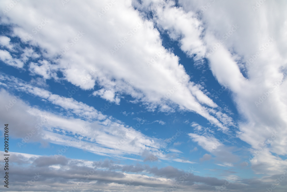 Fototapeta premium Fast-moving white and grey clouds