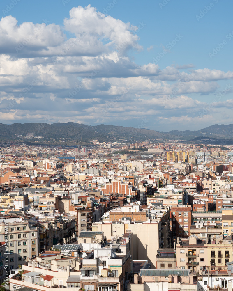 Sky view on Barcelona with cloudy weather in summer // Barcelona Stadt Panorama bewölkt