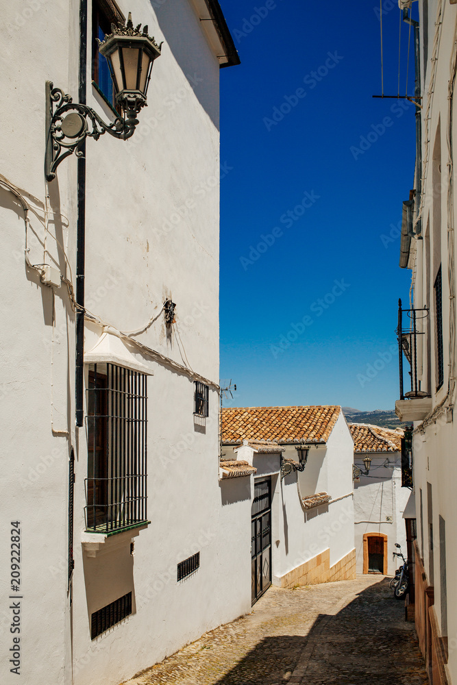 Fototapeta premium Narrow street in old town of Ronda, Andalusia, Spain.