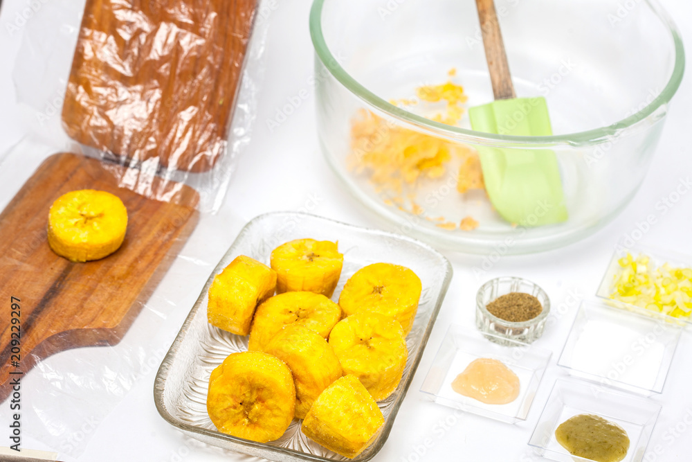 Preparation of plantain croquettes stuffed with pork cracklings Preparation of plantain croquettes stuffed with pork cracklings