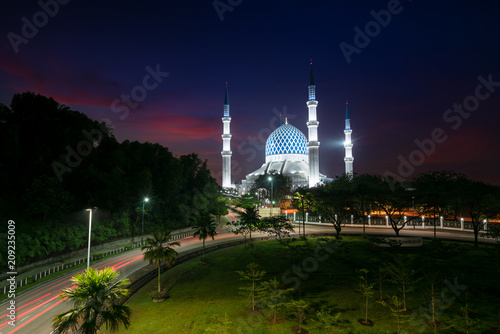 Photos Salahuddin Abdul Aziz Shah Mosque (also known as the Blue Mosque, Malaysia) during sunrise located at Shah Alam, Selangor, Malaysia