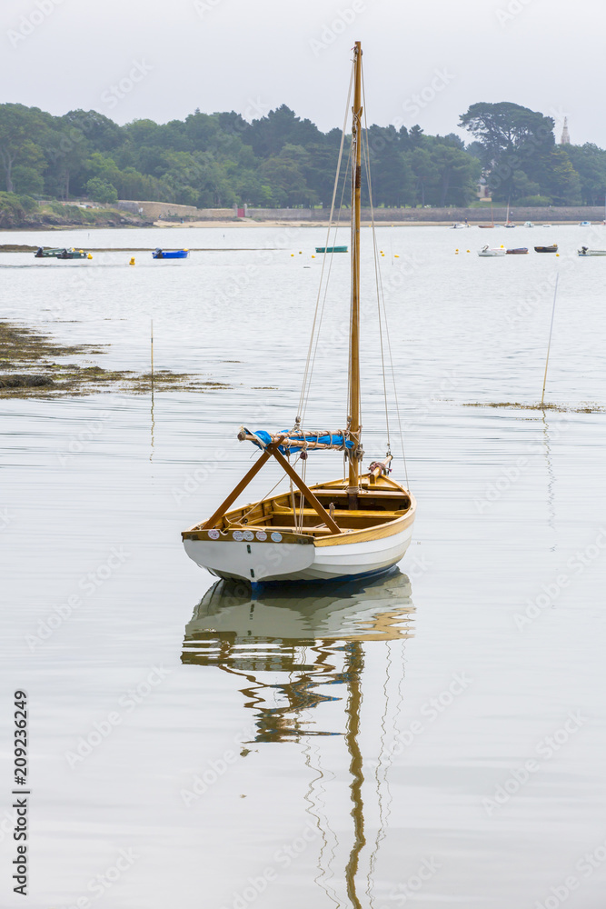 Barque à voile dans la baie d'Arradon Photos | Adobe Stock