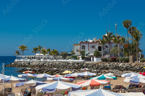 Schöne Häuser und Strand in Purto Mogan auf Gran Canaria photo