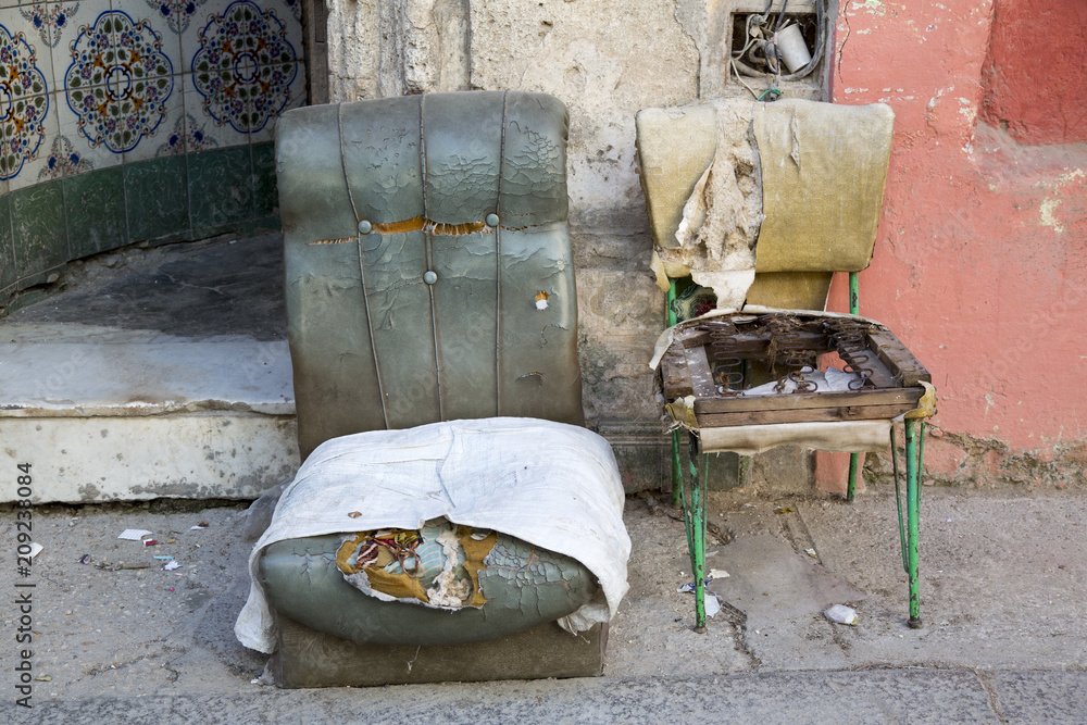 Kreative Sitzmöglichkeit auf Kuba (Karibik) - Alter Autositz und kaputter  Stuhl Stock-Foto | Adobe Stock