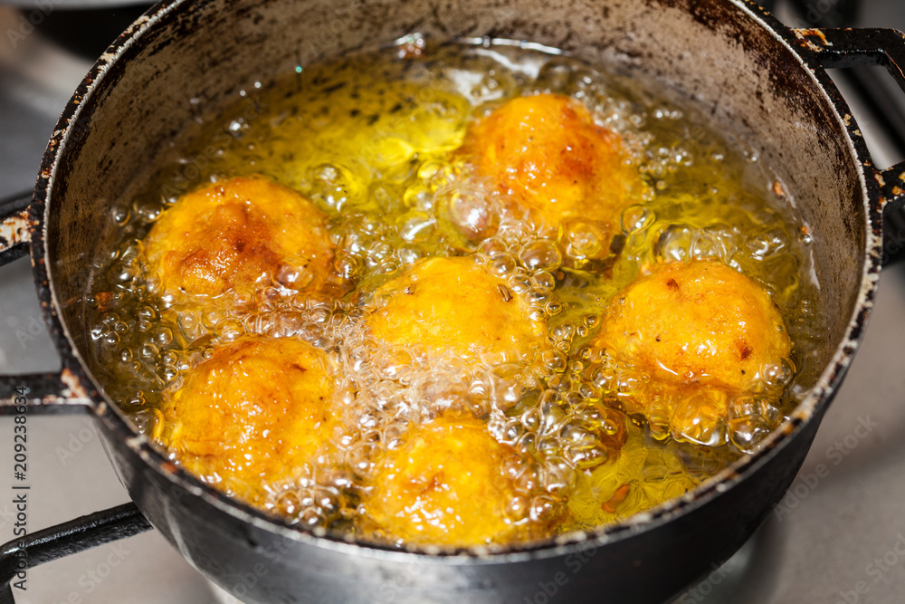 Preparation of plantain croquettes stuffed with pork cracklings Preparation of plantain croquettes stuffed with pork cracklings