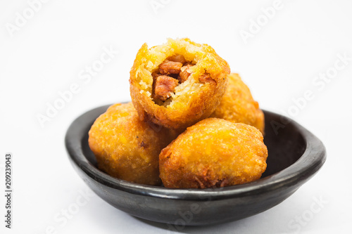 Preparation of plantain croquettes stuffed with pork cracklings