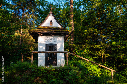 Kapliczka w lesie. © malgorzata_wieczorek