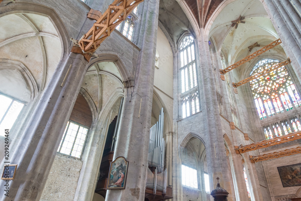 Fototapeta premium interiors and architectural details of Saint Etienne cathedral