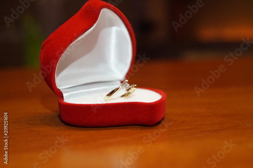 pierścionek zaręczynowy w czerwonym pudełku