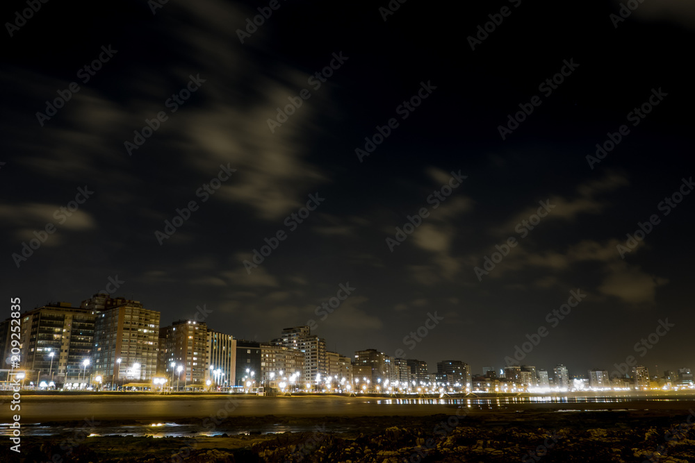 Naklejka premium Gijón Beach Night Skyline