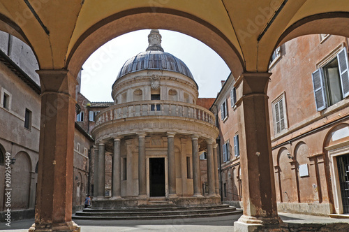 Roma, il tempietto del Bramante in S. Pietro in Montorio photo