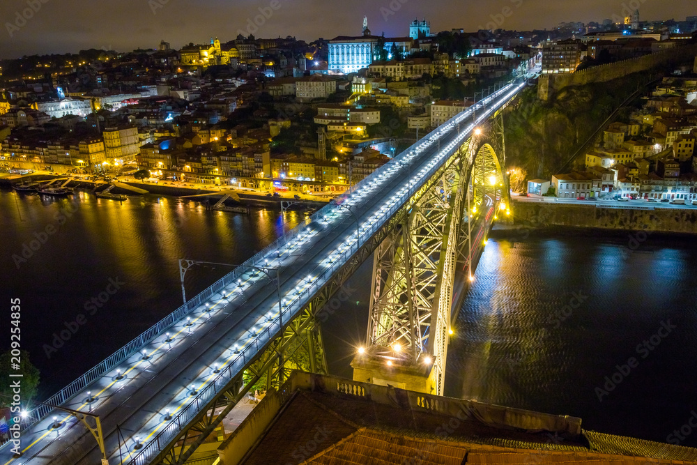 Obraz premium Night city landscape of Porto and Douro River