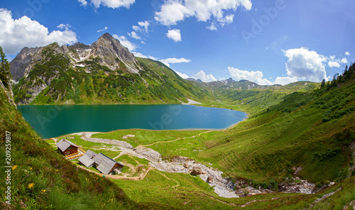 Die Tappenkarseealm mit dem Tappenkarsee