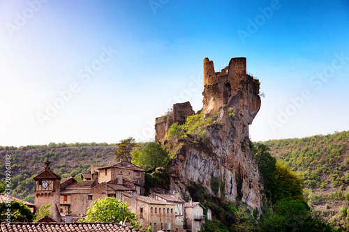 Obraz na plátně Ruine du chateau du village Puycelsi, Tarn, Midi-Pyrénées, Occitanie, France