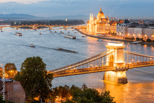 Photography Aerial cityscape view with illuminated Chain bridge and famous Parliament buildi