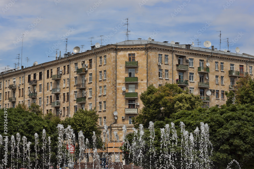 Obraz premium A residential house in Kharkiv not far from the opera house