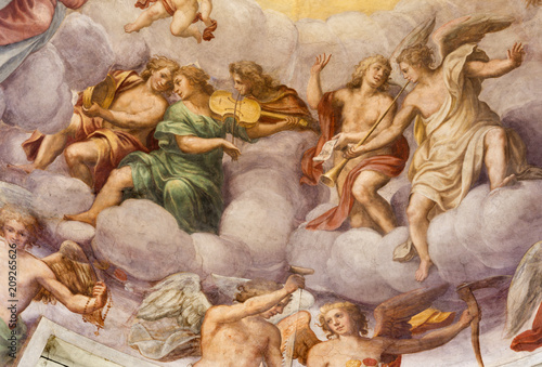 PARMA WŁOCHY, KWIECIEŃ, - 16, 2018: Fresk aniołowie z muzycznymi intstruments w kopule kościelny kościół Święty krzyż Giovanni Maria Conti sala (1614-1670).