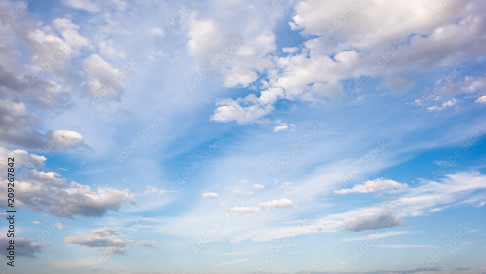 Obraz premium Wspaniałe błękitne niebo z chmurami na tle