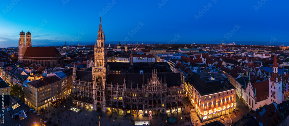 Fototapeta premium Powietrzna szeroka panorama Nowego Ratusza i Marienplatz w nocy, Monachium, Niemcy
