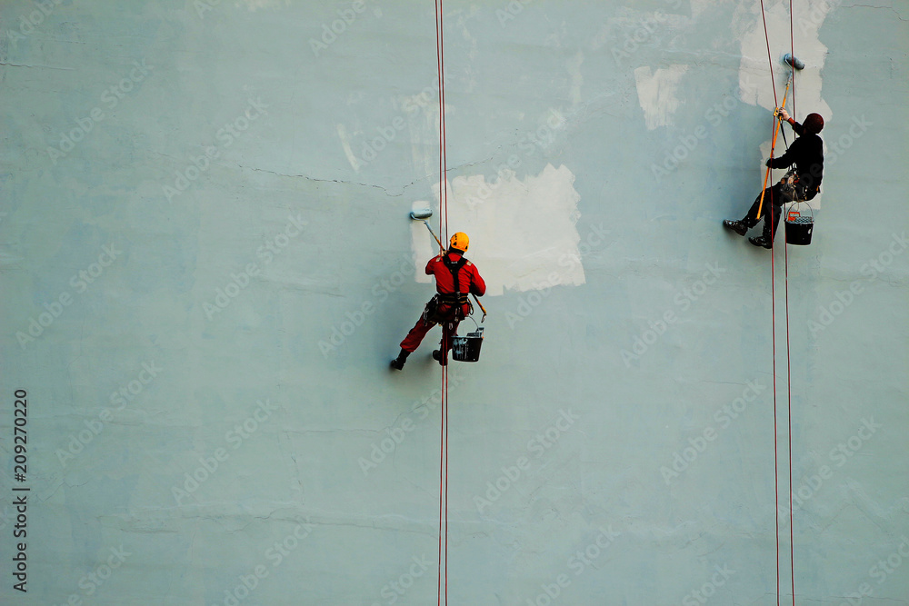Εκτύπωση καμβά Industrial climbers paint the wall of the building
