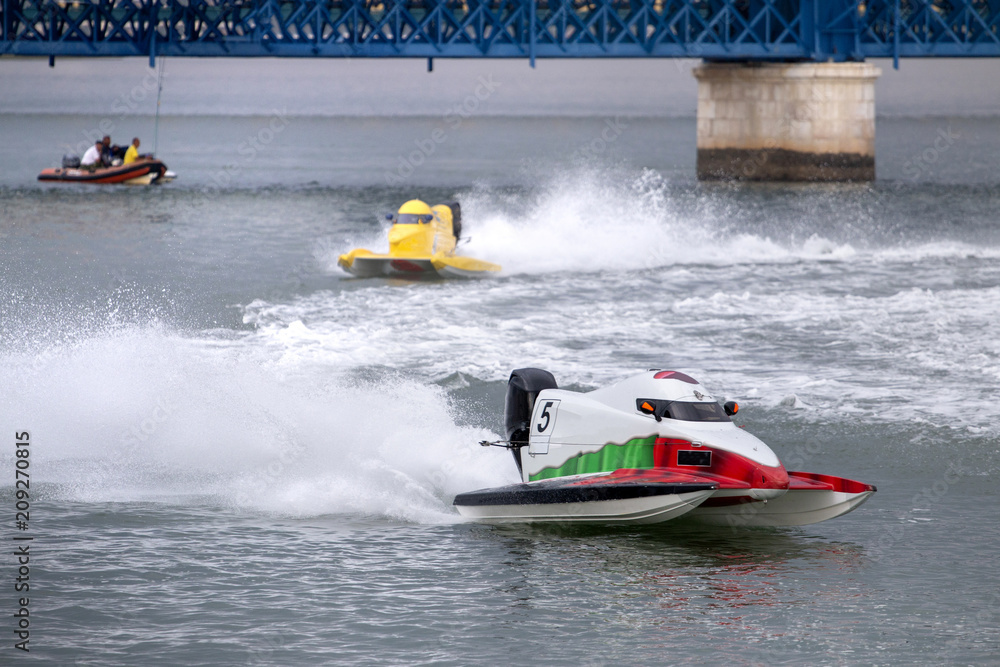 Fototapeta premium fast powerboat racing