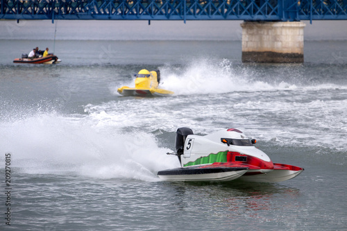 fast powerboat racing