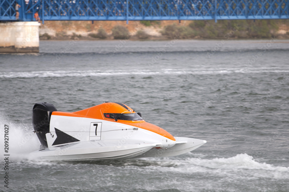 Fototapeta premium fast powerboat racing
