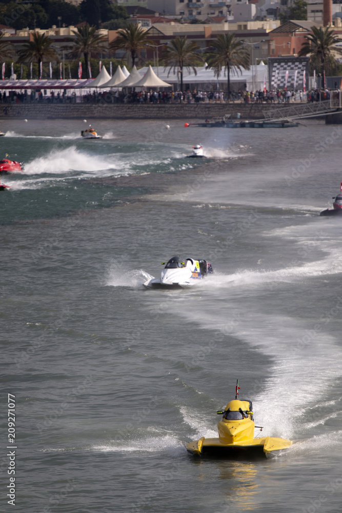 Fototapeta premium fast powerboat racing