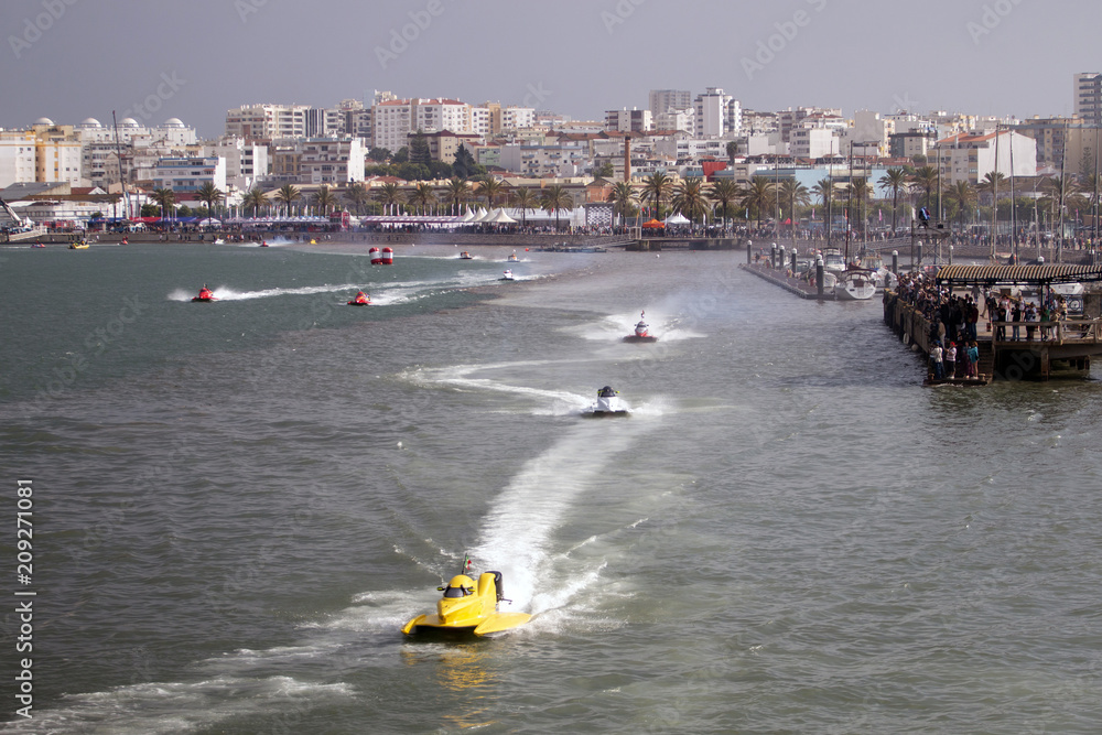 Fototapeta premium fast powerboat racing