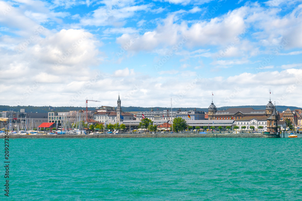 Naklejka premium Niemcy - widok na miasto Constance z promu na Jeziorze Bodeńskim