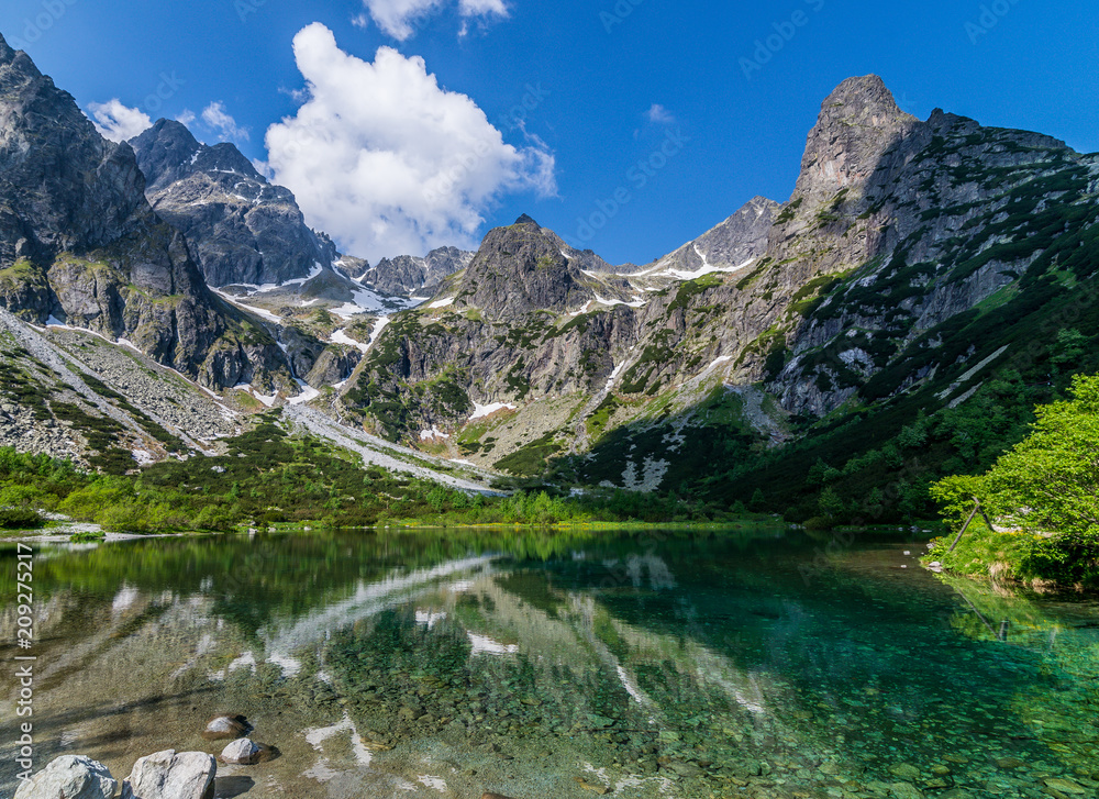 Fototapeta premium Dolina Kežmarskej Bielej vody, Kezmarska Valley, View on Lomnica