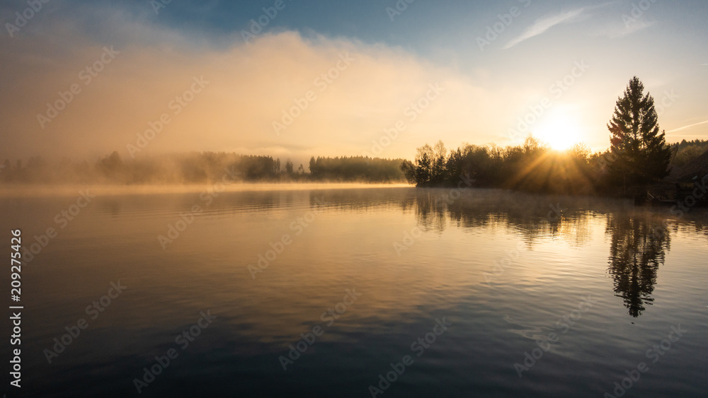 Nebel zieht auf an einem See