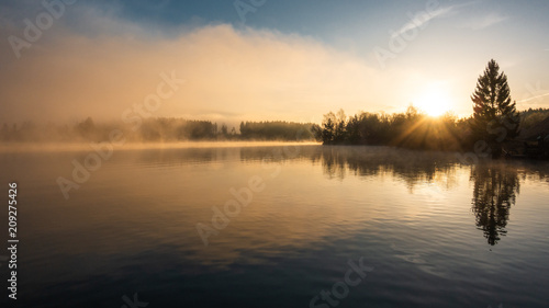 Nebel zieht auf an einem See © R.Bitzer Photography
