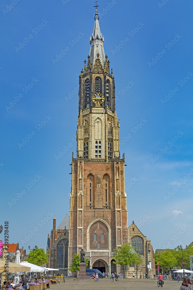 Obraz premium Delft city in Netherlands, New Church, the burial place of the house of Orange-Nassau and town hall in background