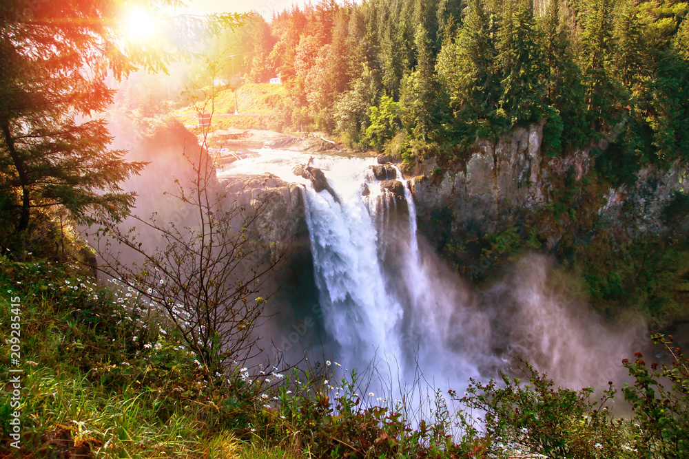 Fototapeta Morning Sunrise Over Snoqualmie Falls in Washington State. The waterfall is sacred to the Snoqualmie native Indians who have lived for centuries in the Snoqualmie Valley.