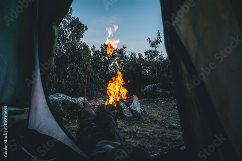 Konstfotografi Camping y fogata de noche