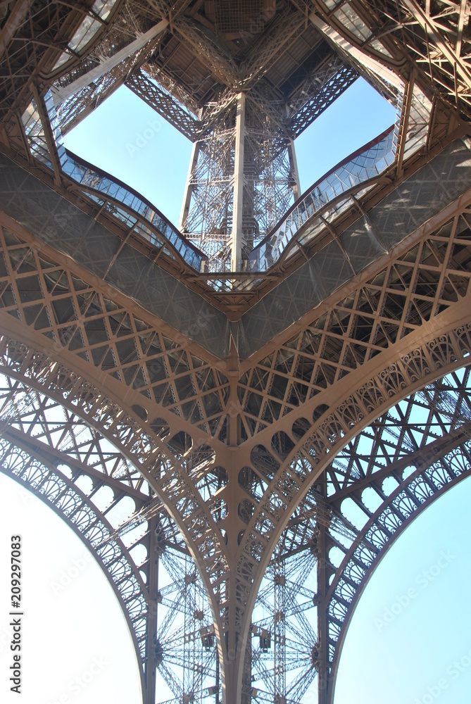 Eiffel debajo