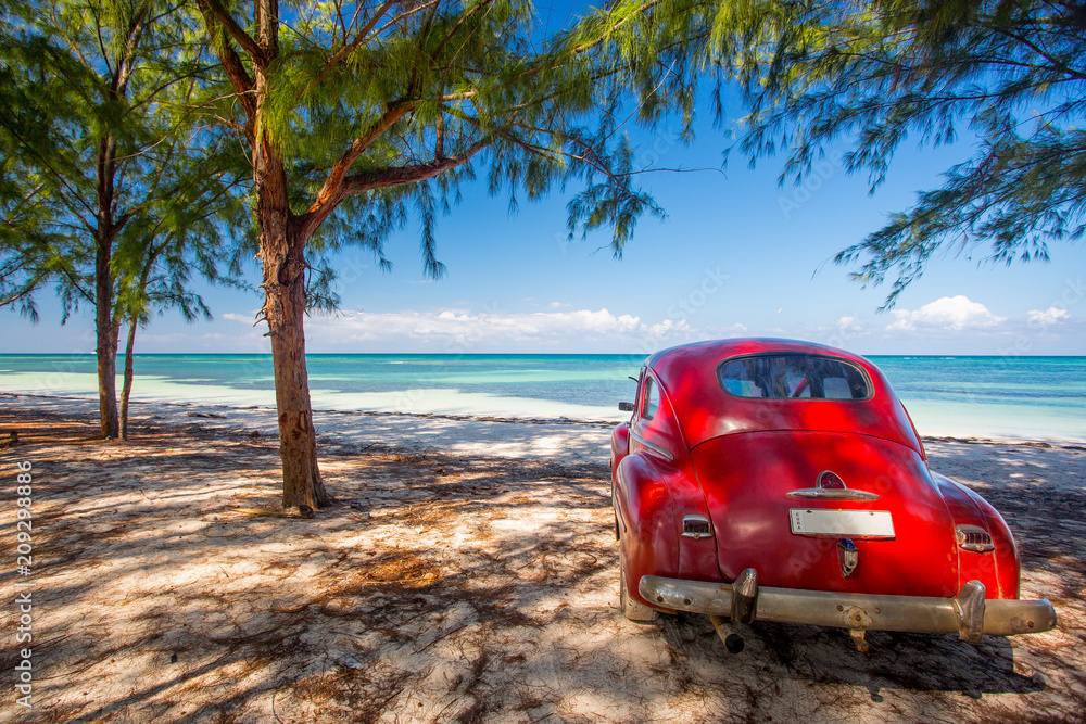 Naklejka premium Klasyczny samochód na plaży na Kubie