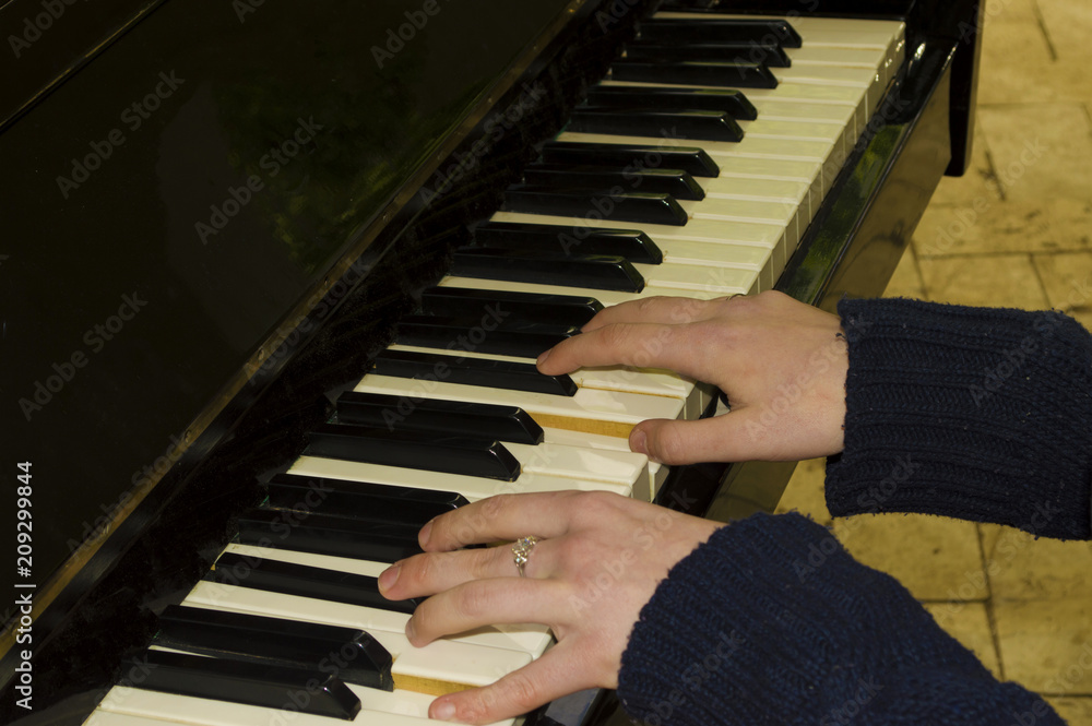 Fototapeta premium Girl playing the piano