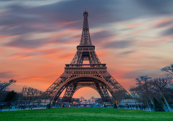 Poster Eiffelturm Eiffelturm Wahrzeichen der Pariser Skyline  © muratart